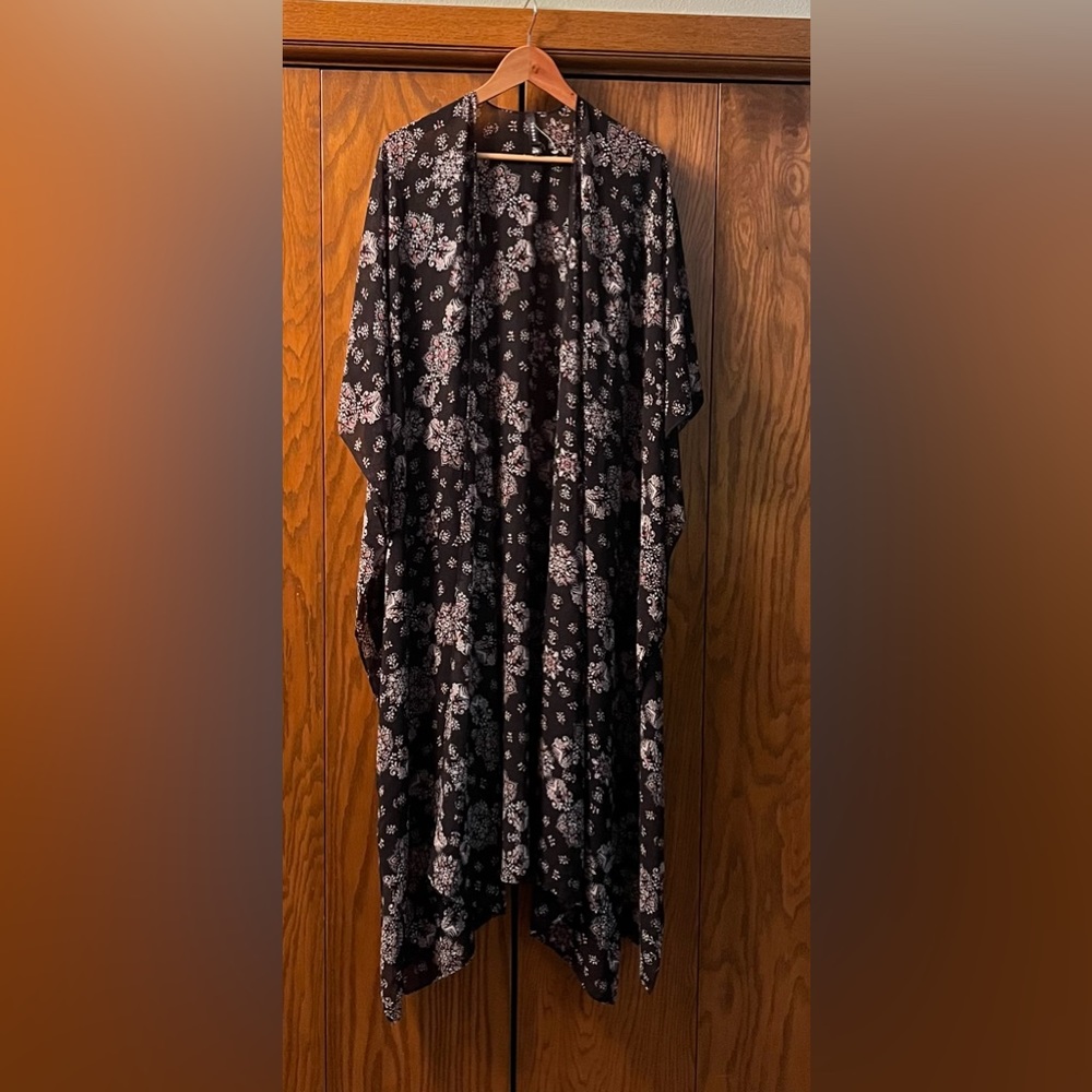 Torrid Size 3/4 Sheer Shawl